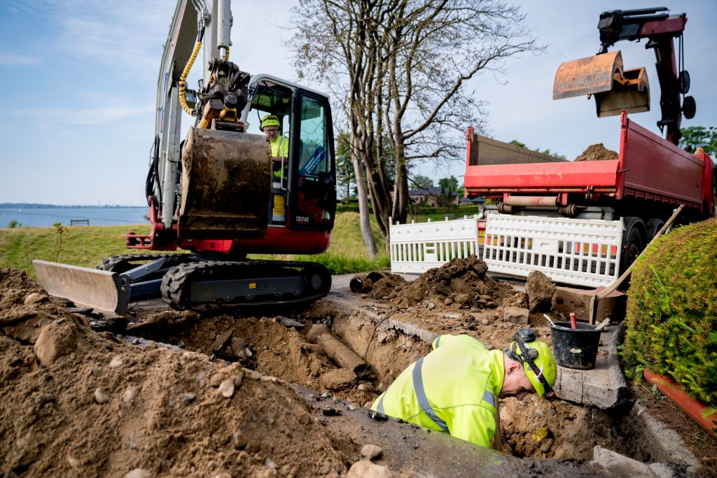 Fredericia Spildevand og Energi A/S udfører gravearbejde på Erritsø Engvej
