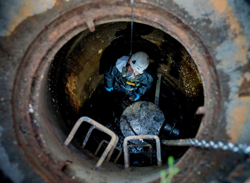 Har du undret dig over, at vores medarbejdere står og kigger ned i et hul i jorden?